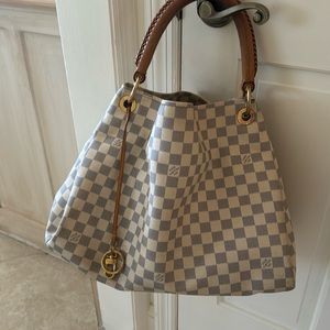 Louis Vuitton Damier MM Artsy Handbag